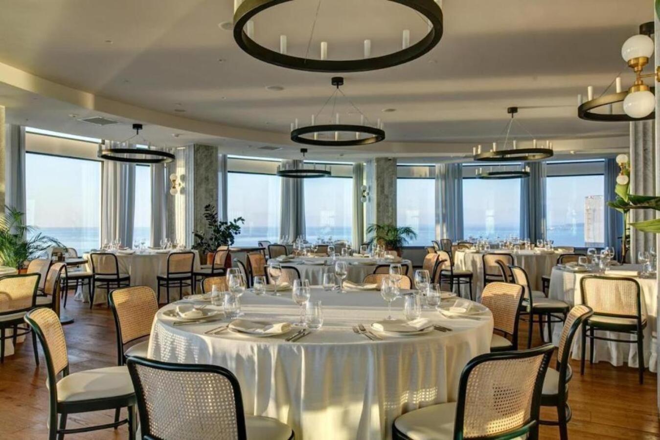 Апартаменты Holiday In Orbi Батуми Экстерьер фото