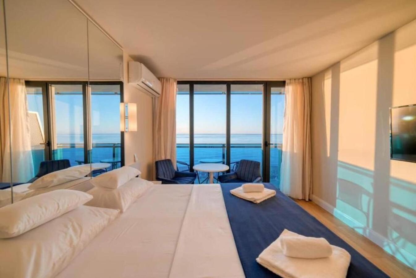 Апартаменты Holiday In Orbi Батуми Экстерьер фото